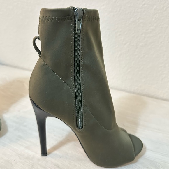 NWOB Shoe Dazzle olive green pumps open toe boots with a silver chain - Picture 5 of 12